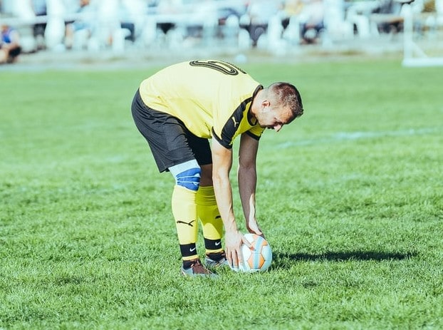 soccer player preparing a free kick